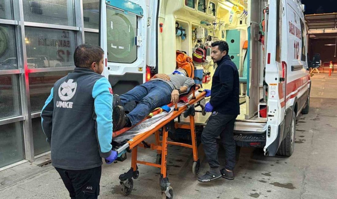 Adıyaman’da, yağmur yağışı nedeniyle ıslanan yolda devrilen motosikletin sürücüsü yaralandı.