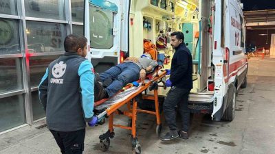 Adıyaman’da, yağmur yağışı nedeniyle ıslanan yolda devrilen motosikletin sürücüsü yaralandı.