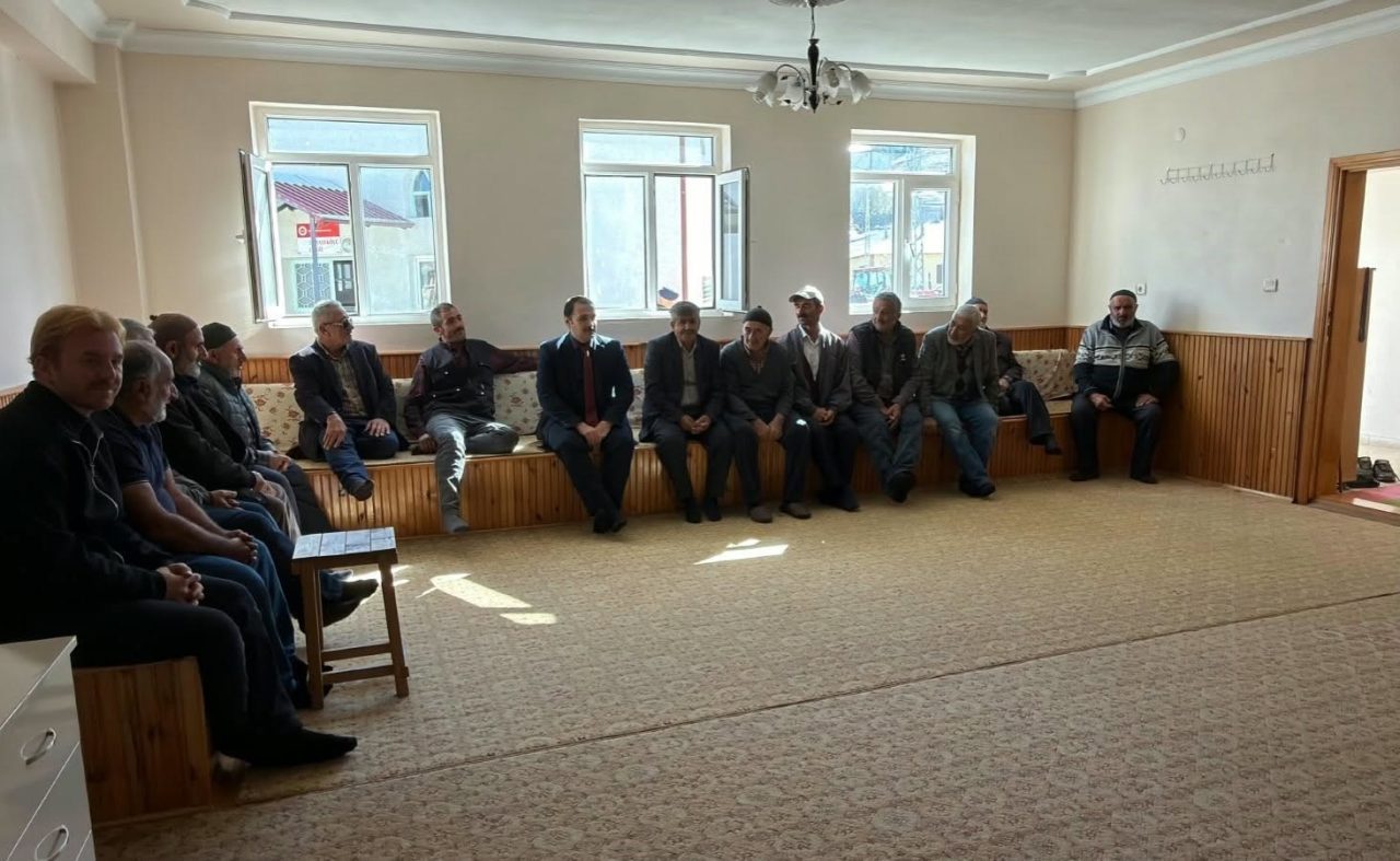 Demirözü Kaymakamı İbrahim Zahid Ahat, beraberindeki kurum amirleriyle beraber Otlukbeli