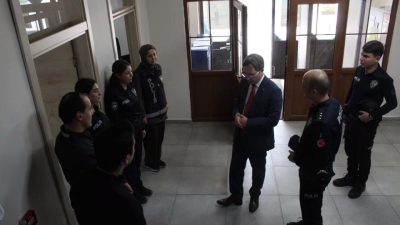 Erzincan’ın Kemaliye ilçesinde Kaymakam Emirhan Arıkan, İlçe Emniyet Amirliğini ziyaret