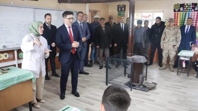 Çıldır Kaymakamı Yunus Emre Sakızcı beraberindeki heyetle Akçakale İlkokulunu ziyaret