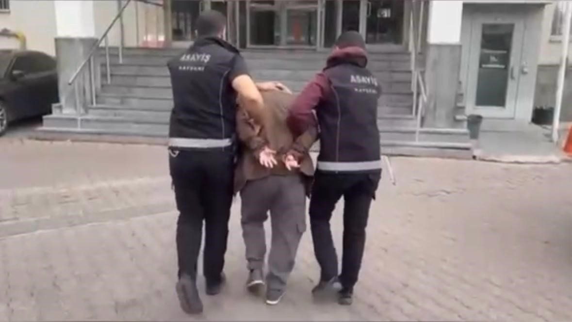 Kayseri’de polis ekipleri tarafından yapılan çalışmalarda, hakkında 3 farklı suçtan