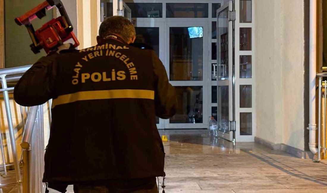 Kayseri’nin Melikgazi ilçesinde bir binanın girişinde çıkan bıçaklı kavgada 2