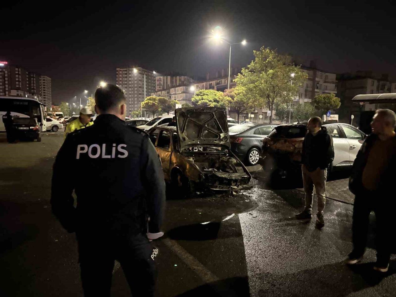Kayseri’nin Kocasinan ilçesinde kaldırıma çarpıp, karşı yola geçerek alev alan