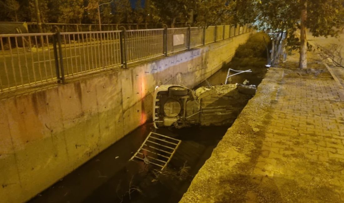 Kayseri’nin Melikgazi ilçesinde kontrolden otomobilin kanala uçtuğu kazada 2 kişi