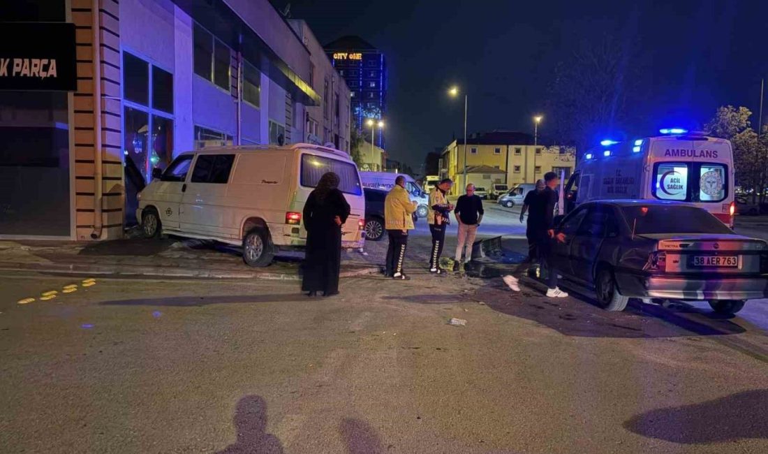 Kayseri’nin Kocasinan ilçesinde otomobil ile minibüsün çarpıştığı kazada 2 kişi