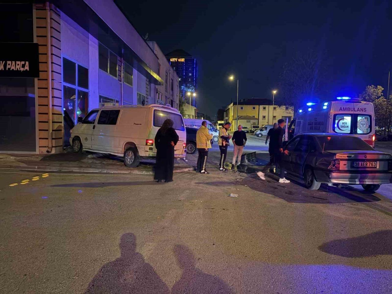 Kayseri’nin Kocasinan ilçesinde otomobil ile minibüsün çarpıştığı kazada 2 kişi
