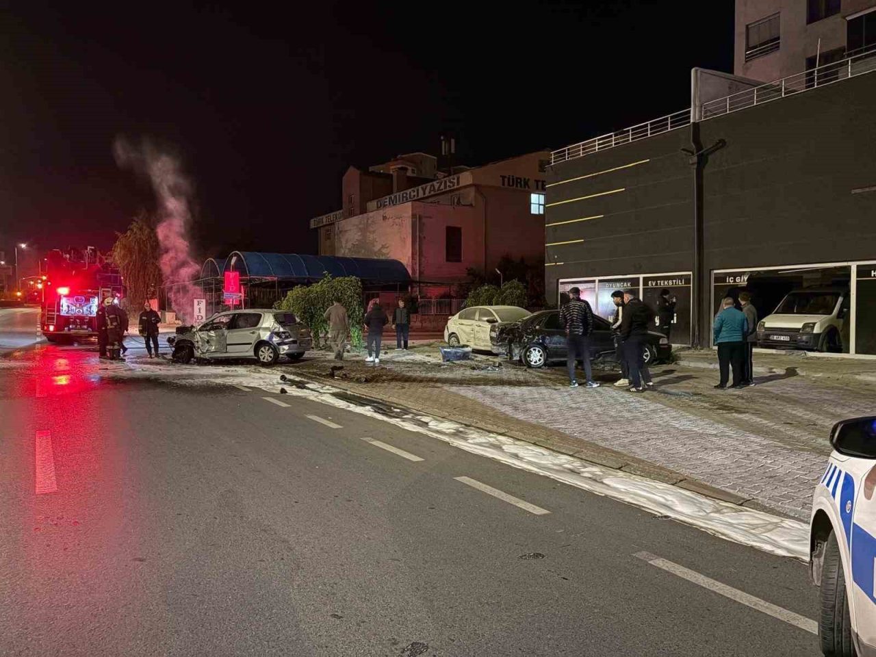 Kayseri’nin Melikgazi ilçesinde kontrolden çıkan otomobil park halindeki 3 araca