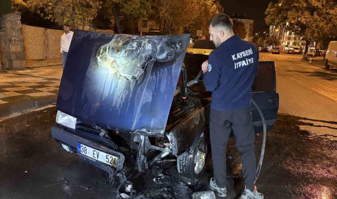 Kayseri’nin Melikgazi ilçesinde seyir halindeyken alev alan otomobil, itfaiye ekiplerinin