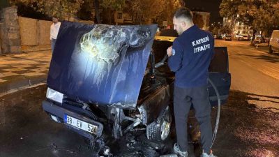 Kayseri’nin Melikgazi ilçesinde seyir halindeyken alev alan otomobil, itfaiye ekiplerinin