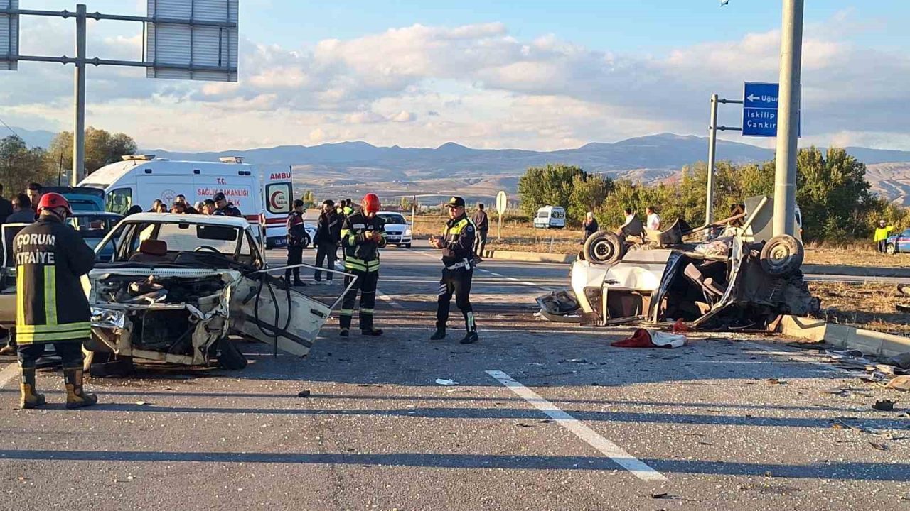 Çorum’da iki otomobilin çarpışması sonucu meydana gelen kazada ağır yaralanan
