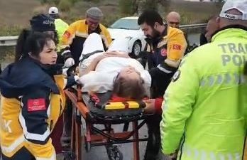 Tekirdağ’da kontrolden çıkan otomobilin elektrik direklerine ve refüje çarptığı kazada