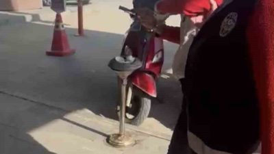 Adıyaman’da çöpte karnını doyurmaya çalışan kediye taş atarak vuran kadın