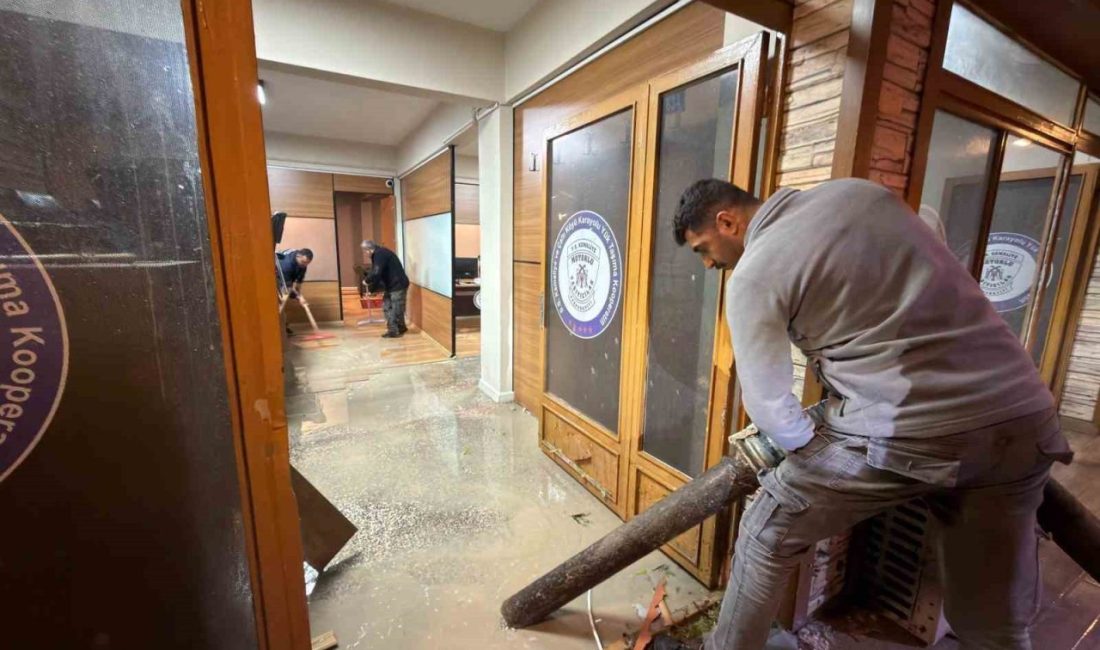 Erzincan’ın Kemaliye ilçesinde etkili olan dolu ve sağanak yağış nedeniyle