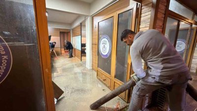 Erzincan’ın Kemaliye ilçesinde etkili olan dolu ve sağanak yağış nedeniyle