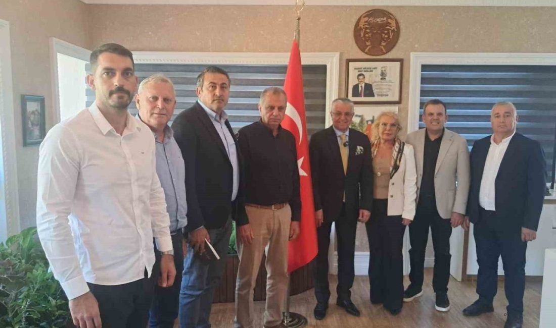 Kemer Belediye Başkanı Necati Topaloğlu, 8 belediye meclis üyesiyle birlikte