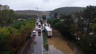 İstanbul’da etkili olan sağanak yağış nedeniyle Kemerburgaz Cendere yolunda kalan