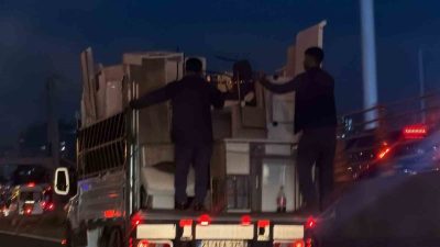 Diyarbakır’da iki kişi, kamyonetle taşınan eşyaların düşmemesi için aldıkları tedbir