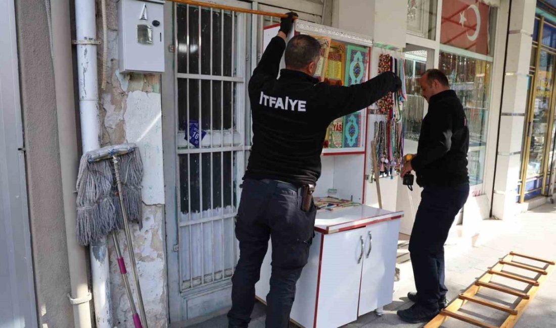 Kırşehir’de bir iş yerinin kepengi içerisinde sıkışan kedi, itfaiye ekiplerinin