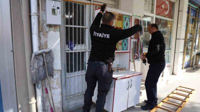 Kırşehir’de bir iş yerinin kepengi içerisinde sıkışan kedi, itfaiye ekiplerinin