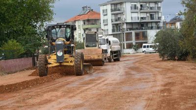 Kepez Belediyesi, Şelale Mahallesi’nde altyapısı tamamlanan yollarda yenileme çalışmalarını hızlandırdı.