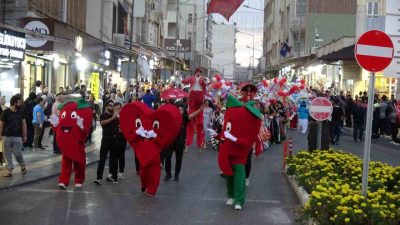 Kilis’te düzenlenen Biber Festivali, yürüyüş ve konser programlarıyla coşkulu anlara