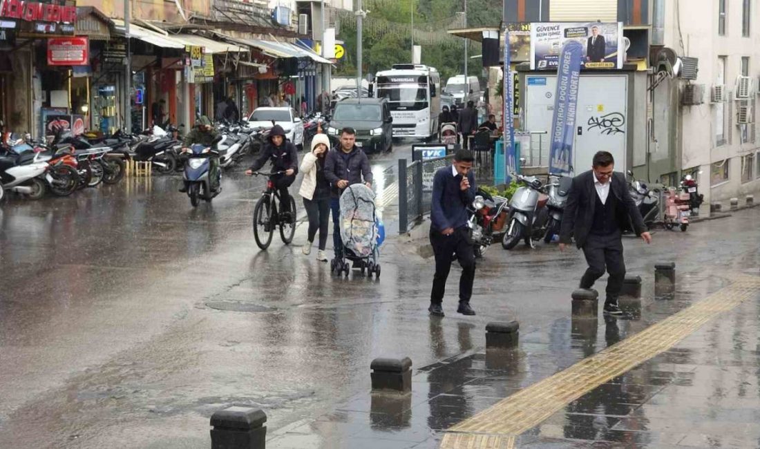 Kilis’te aniden bastıran kuvvetli yağış nedeniyle otomobil ve motosiklet sürücüleri
