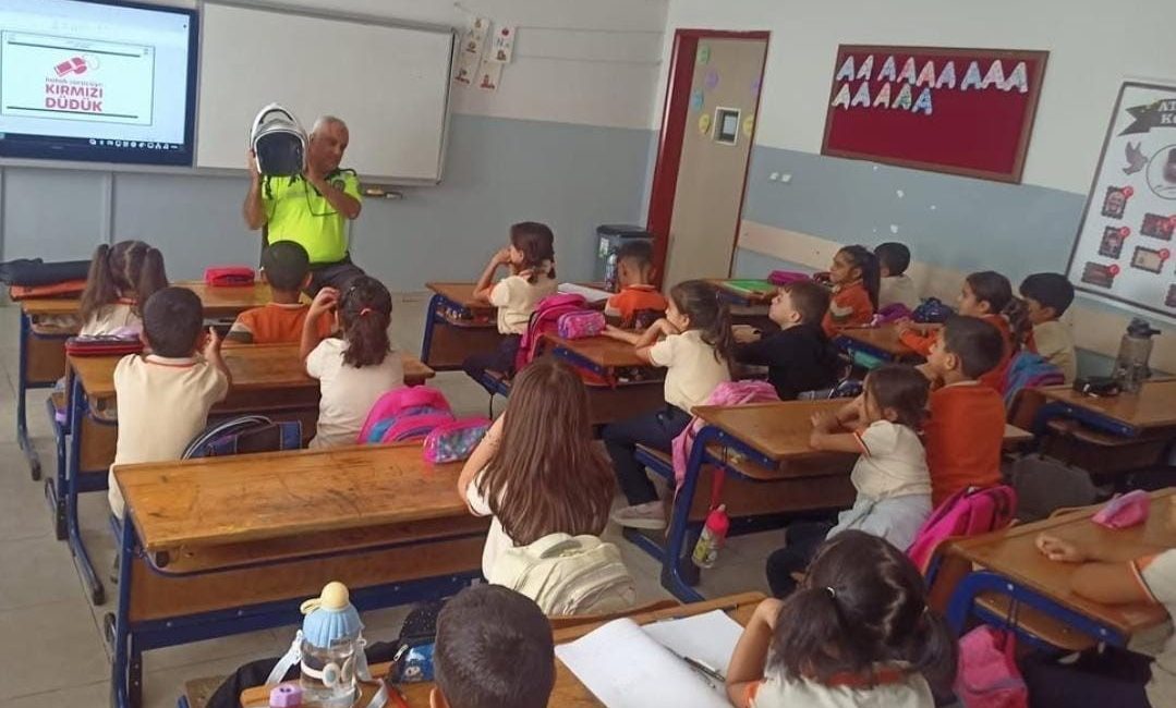 KİLİS (İHA)-Kilis Emniyet Müdürlüğü ekiplerince 4 okulda öğrencilere güvenli bisiklet