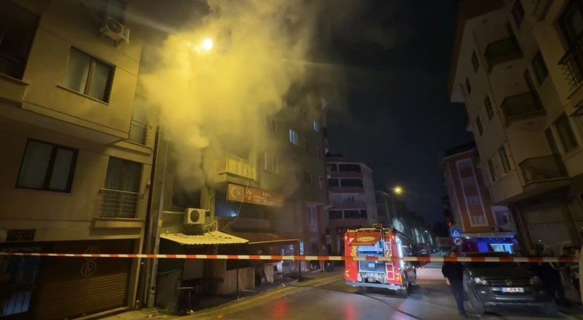 Bursa’da bir kıraathanede çıkan yangın, ekiplerin müdahalesiyle kontrol altına alınarak