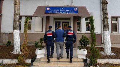Kırıkkale’de çeşitli suçlardan aranan 4 firari hükümlü, jandarma ekiplerince yakalandı.