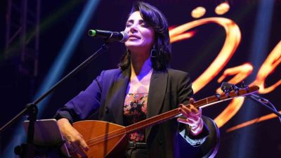 Kırıkkale’de sahne alan Türk halk müziği sanatçısı Özlem Özdil, seslendirdiği