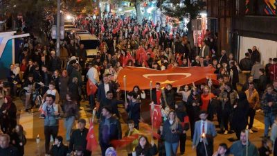 Kırıkkale’de Cumhuriyet Bayramı kutlamaları kapsamında vatandaşların katılımıyla fener alayı yürüyüşü