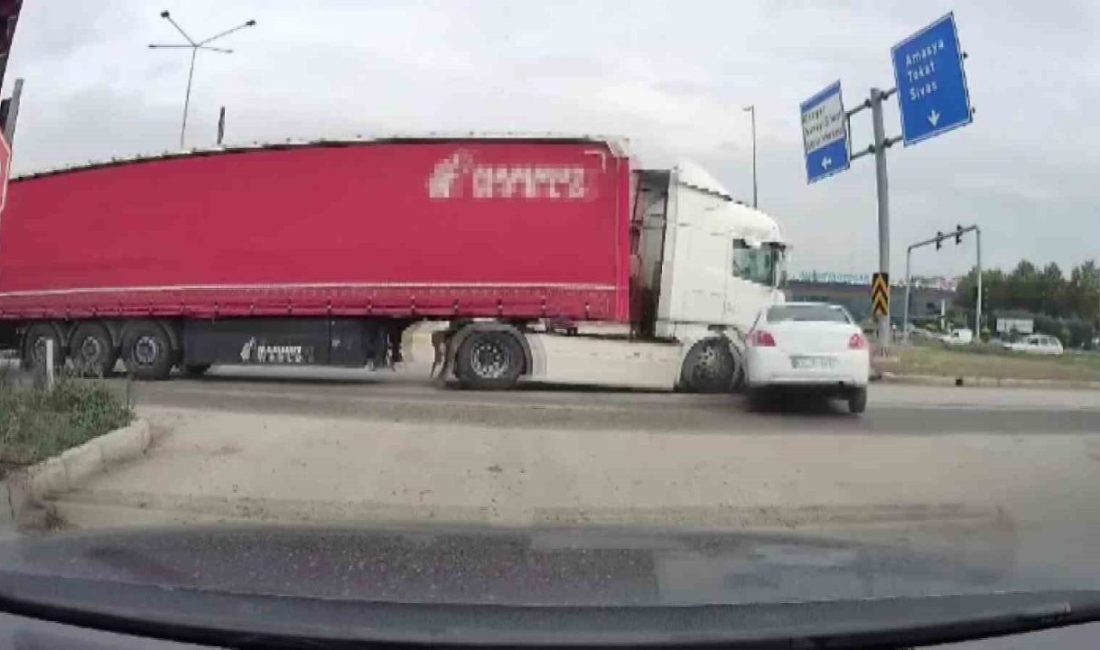 Amasya’nın Suluova ilçesinde kırmızı ışıkta kavşağa dalan tır otomobile çarptı.
