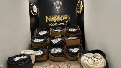 Kocaeli’de otoyol üzerinde durdurulan araçta, narkotik köpeğiyle yapılan aramada 338