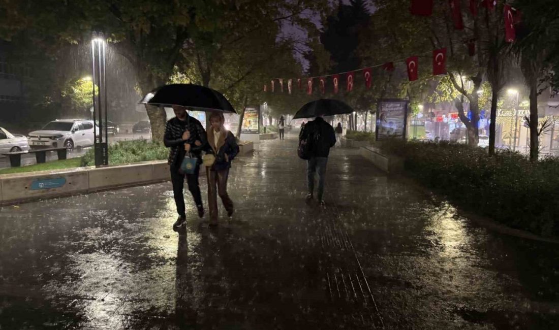 Kocaeli’de beklenen sağanak yağış, akşam saatlerinde etkisini göstermeye başladı. Yağmur