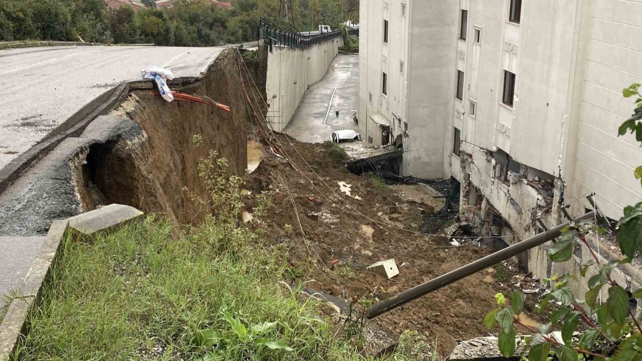 Kocaeli’nin Gölcük ilçesinde dün sağanağın ardından çöken istinat duvarının bulunduğu