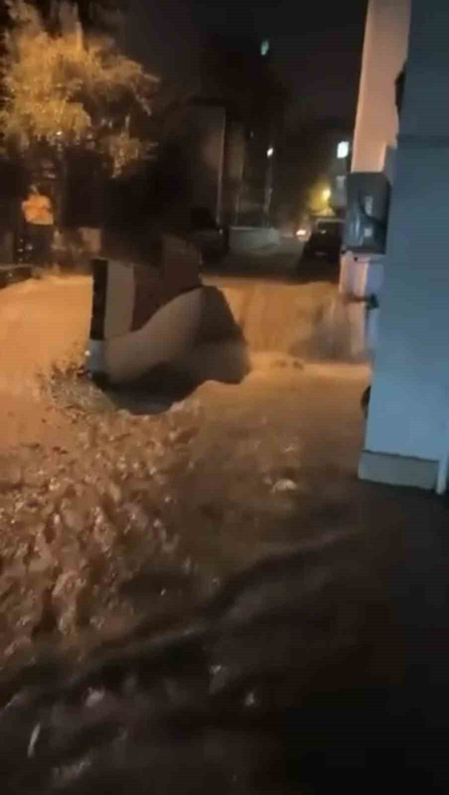 Kocaeli’de akşam saatlerinde başlayan ve gece saatlerinde etkisini artıran sağanak