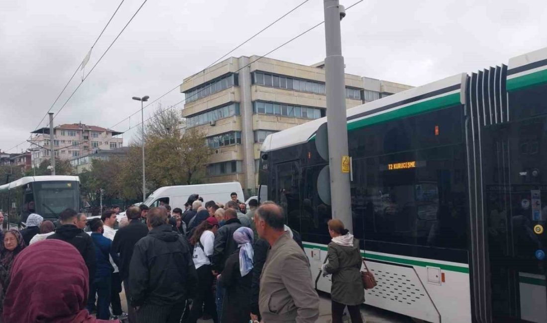 Kocaeli’nin İzmit ilçesinde yolun karşısına geçmeye çalıştığı sırada tramvayın çarpması