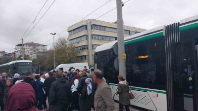 Kocaeli’nin İzmit ilçesinde yolun karşısına geçmeye çalıştığı sırada tramvayın çarpması