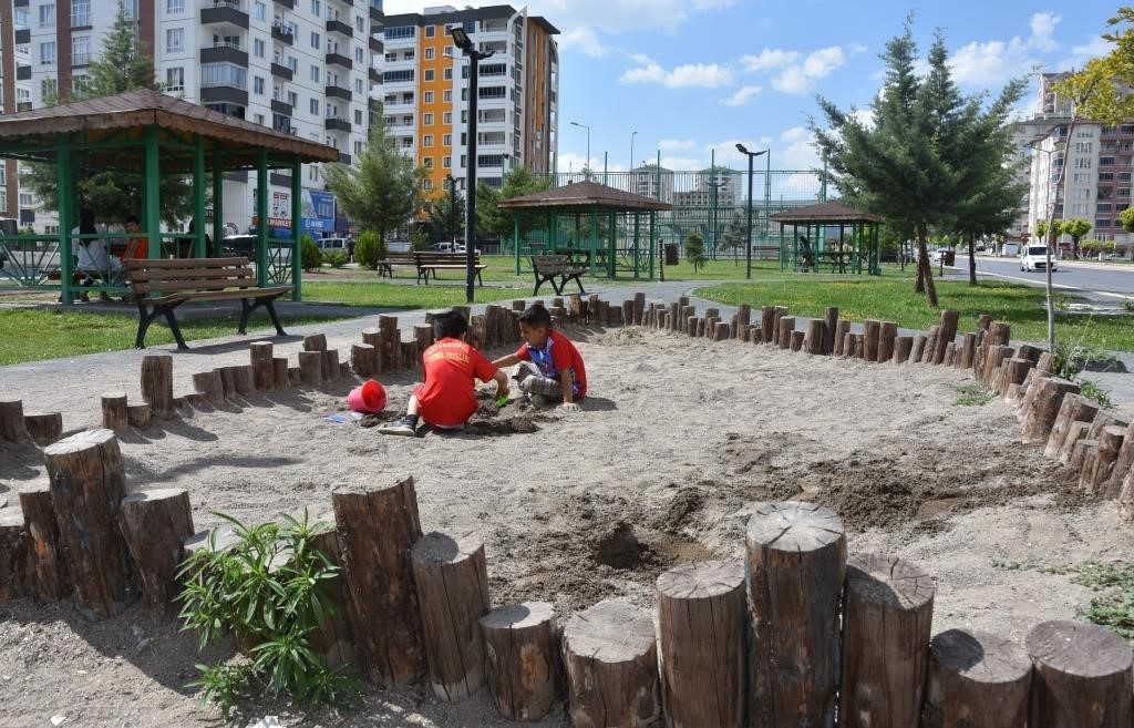 Kocasinan Belediye Başkanı Ahmet Çolakbayrakdar, insanın özünde olan toprakla bağını