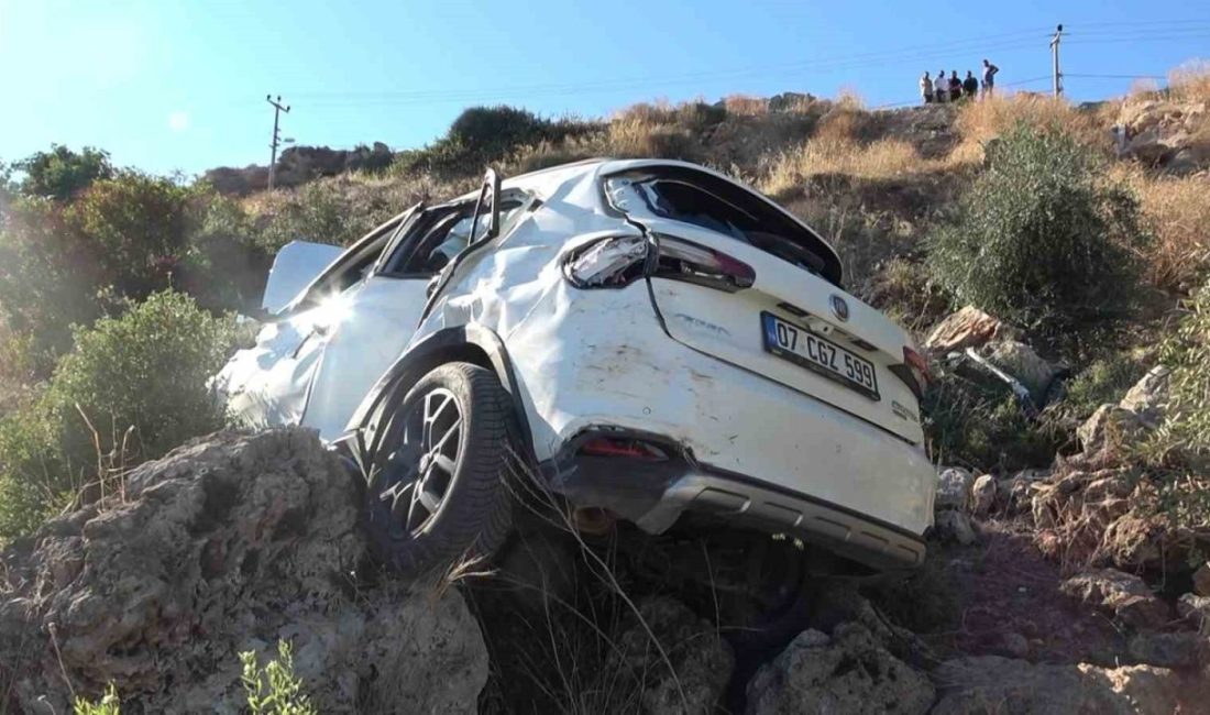 Antalya’da sürücüsünün direksiyon hakimiyetini kaybettiği otomobil yaklaşık 30 metrelik uçurumdan