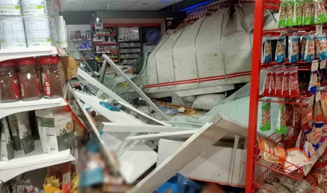 Sivas’ın Koyulhisar ilçesinde kontrolden çıkan kamyonetin markete girdiği kazada 2
