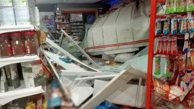 Sivas’ın Koyulhisar ilçesinde kontrolden çıkan kamyonetin markete girdiği kazada 2