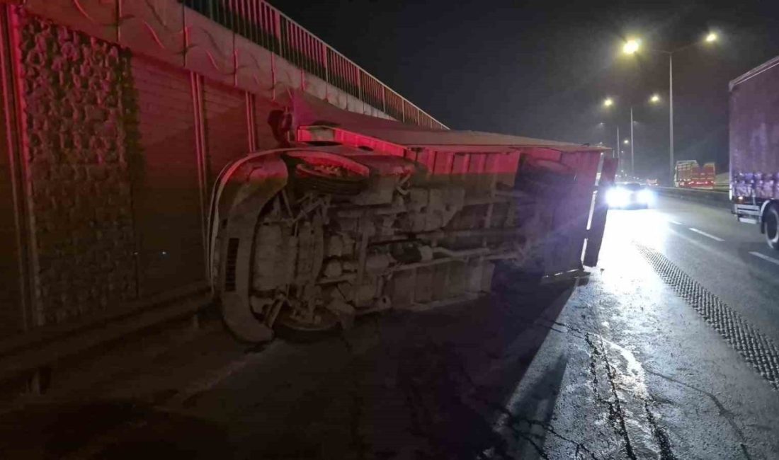 Eskişehir’de kontrolden çıkan marul yüklü kamyonetin yan yattığı trafik kazası