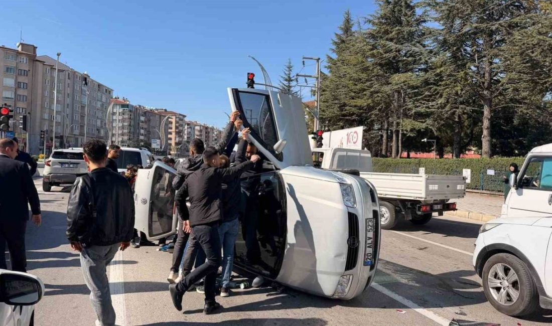 Afyonkarahisar’da kontrolden bir kırmızı ışıkta bekleyen iki araca çarpıp ardından