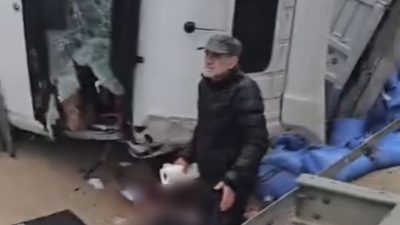 Ankara-Eskişehir karayolu Sivrihisar ilçesi Kaymaz mevkiinde tırın devrilmesi sonucu meydana