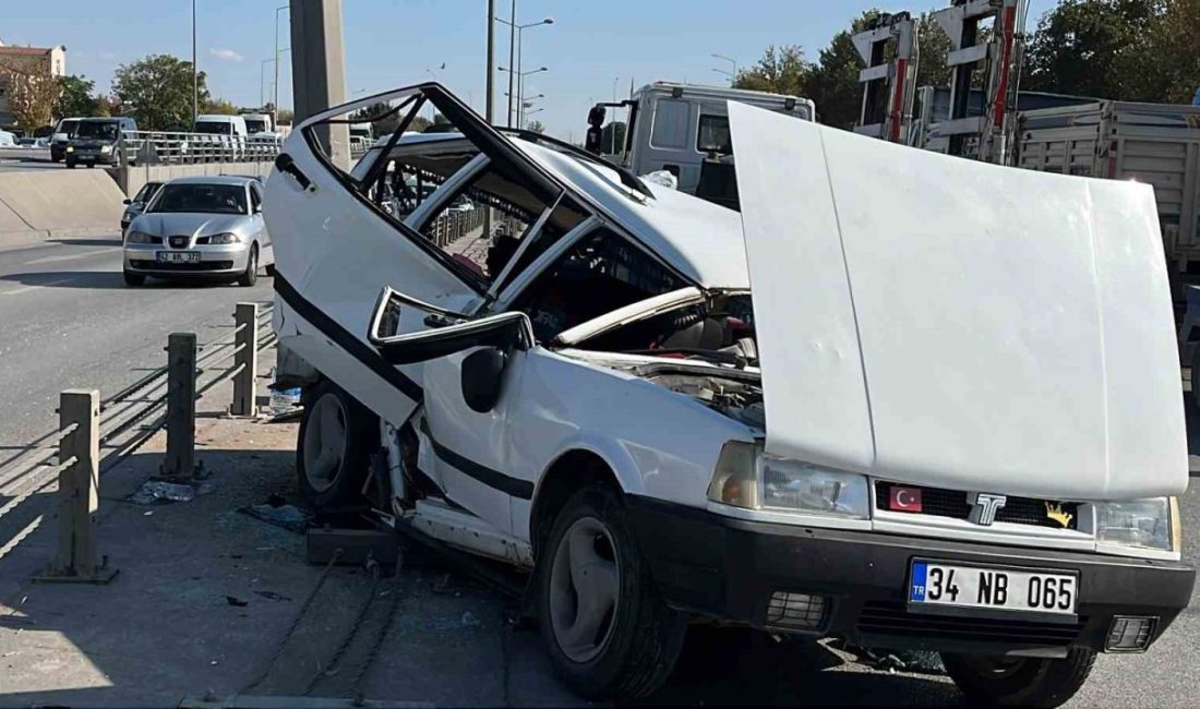 Konya’da kontrolden çıkan Tofaş otomobil refüje çarparak hurdaya dönerken, araçta