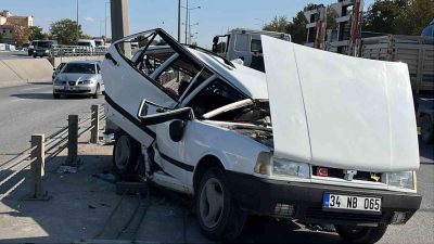 Konya’da kontrolden çıkan Tofaş otomobil refüje çarparak hurdaya dönerken, araçta