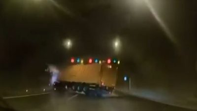 İzmir’in Bayraklı ilçesinde yağışın etkisiyle kayganlaşan yolda sürücüsünün direksiyon hakimiyetini