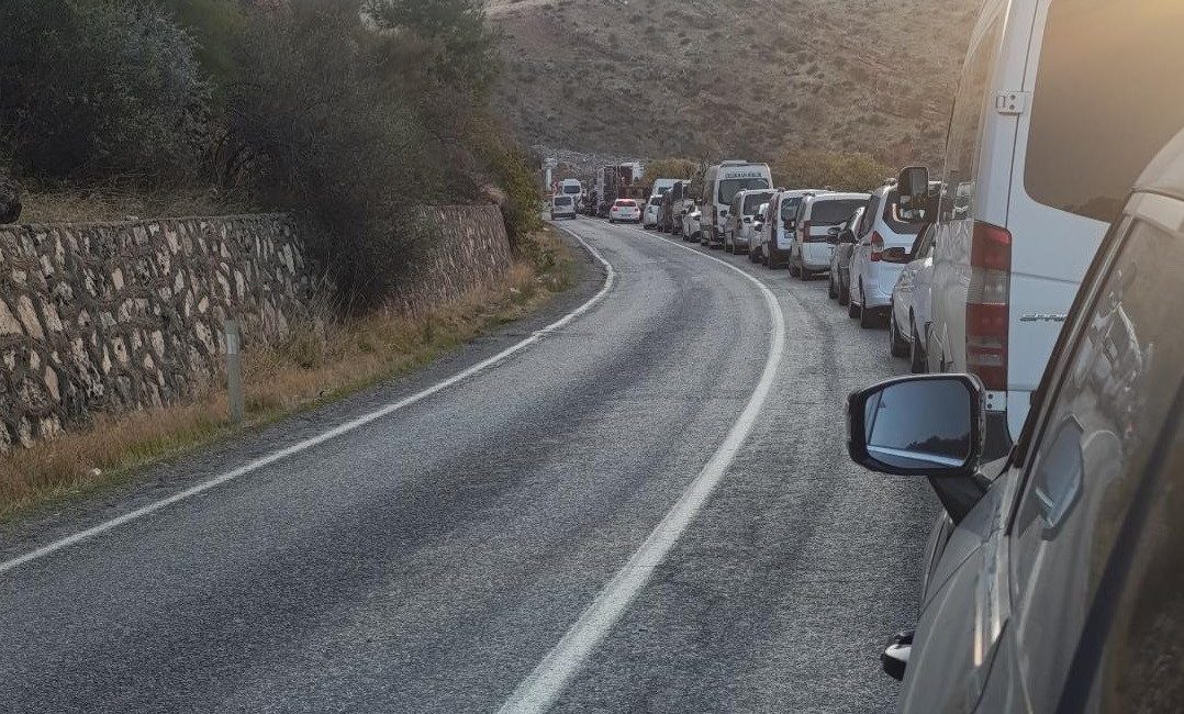 Adıyaman-Çelikhan karayolunda yol yapım çalışmalarından dolayı yapılan kontrollü patlatmalar yoğun